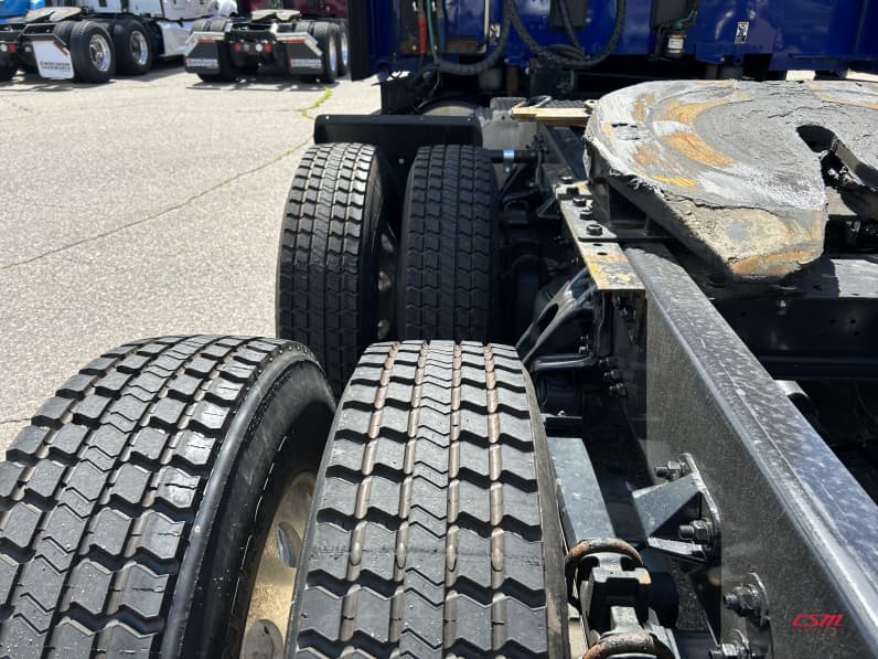Driver side rear frame and tire tread for this 2022 Kenworth T680 (Stock number: UNJ467208)