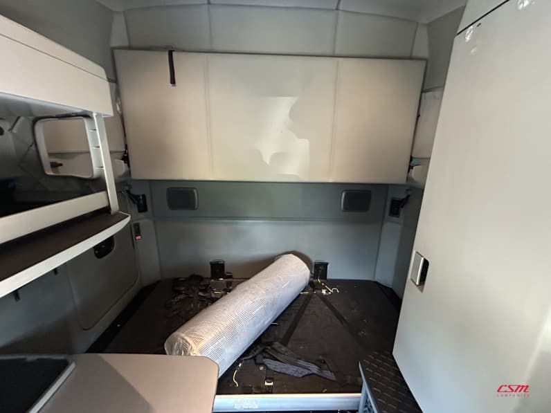 Interior wide sleeper view for this 2022 Kenworth T680 (Stock number: UNJ467208)