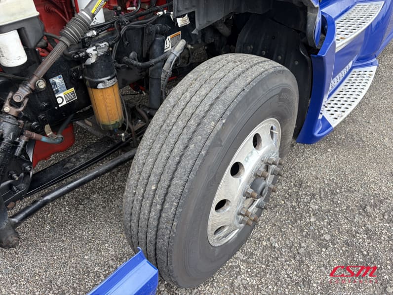 Driver side front tire tread for this 2022 Kenworth T680 (Stock number: UNJ467130)