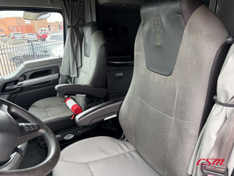 Interior seats for this 2022 Kenworth T680 (Stock number: UNJ467130)