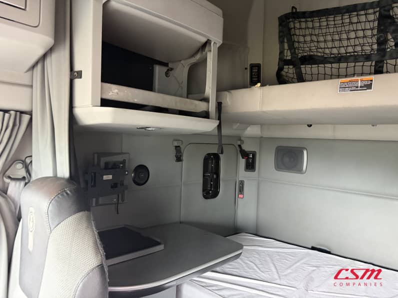 Interior passenger side sleeper for this 2022 Kenworth T680 (Stock number: UNJ467130)