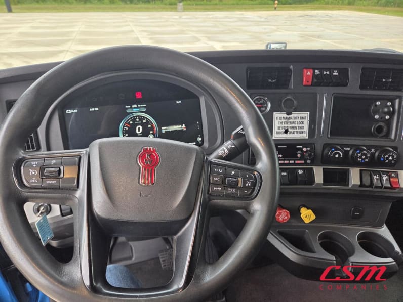 Interior dash for this 2022 Kenworth T680 (Stock number: UNJ467335)