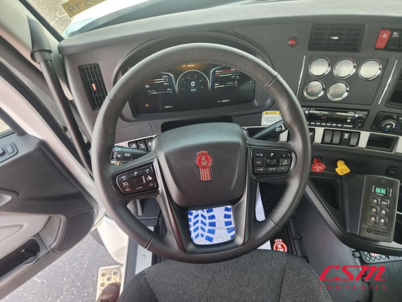 Interior steering wheel for this 2027 Kenworth T880 (Stock number: VJ250579)