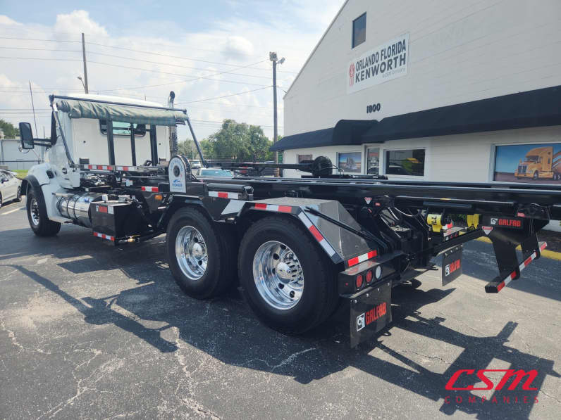 Exterior rear driver side for this 2027 Kenworth T880 (Stock number: VJ250579)
