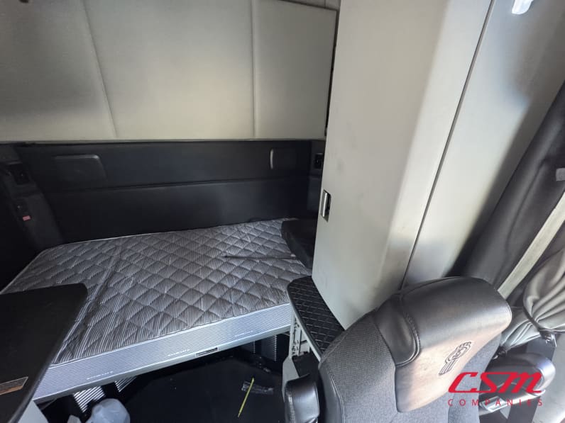 Interior driver side sleeper for this 2022 Kenworth T680 (Stock number: UNJ467339)