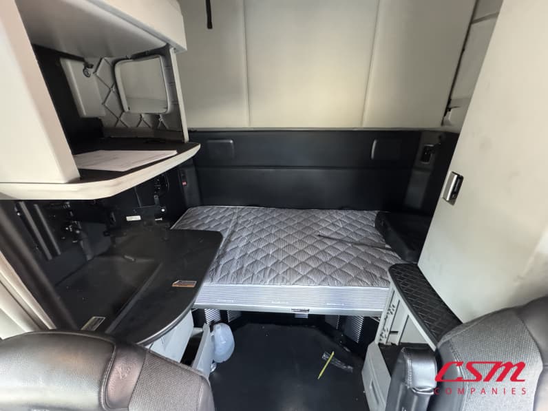 Interior wide sleeper view for this 2022 Kenworth T680 (Stock number: UNJ467339)