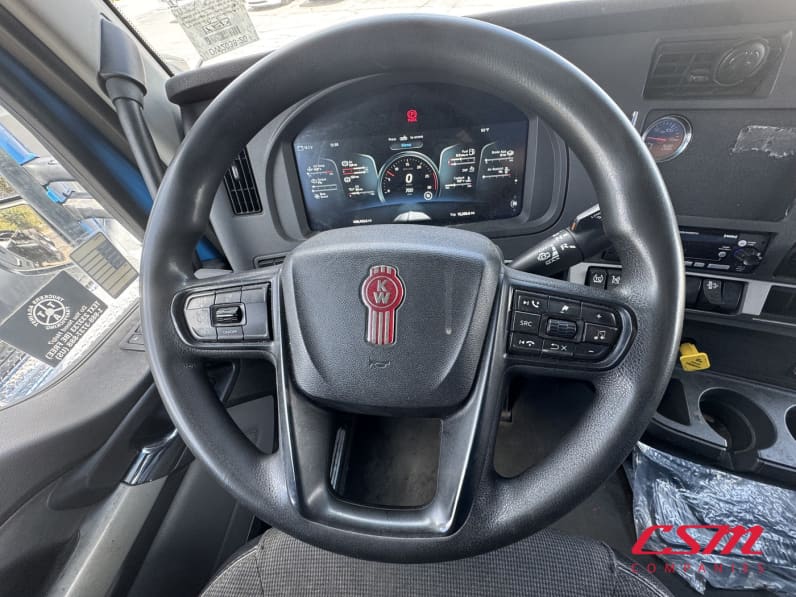 Interior steering wheel for this 2022 Kenworth T680 (Stock number: UNJ467339)