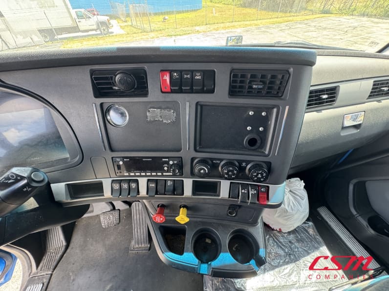 Interior radio and navigation system for this 2022 Kenworth T680 (Stock number: UNJ467339)