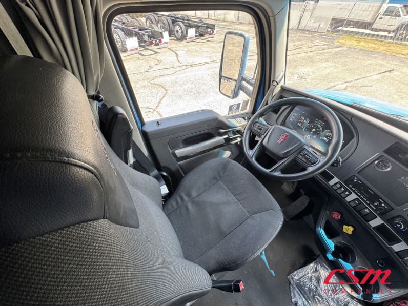 Interior dash for this 2022 Kenworth T680 (Stock number: UNJ467339)
