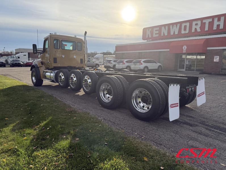 Exterior rear driver side for this 2026 Kenworth T880 (Stock number: TJ229161)