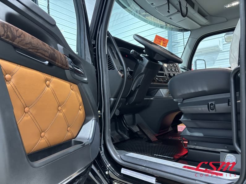Drivers side door open for this 2027 Kenworth W990 (Stock number: VJ266991)