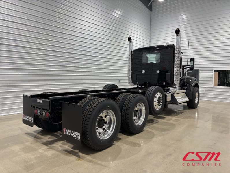 Exterior rear passenger side for this 2027 Kenworth W990 (Stock number: VJ266991)