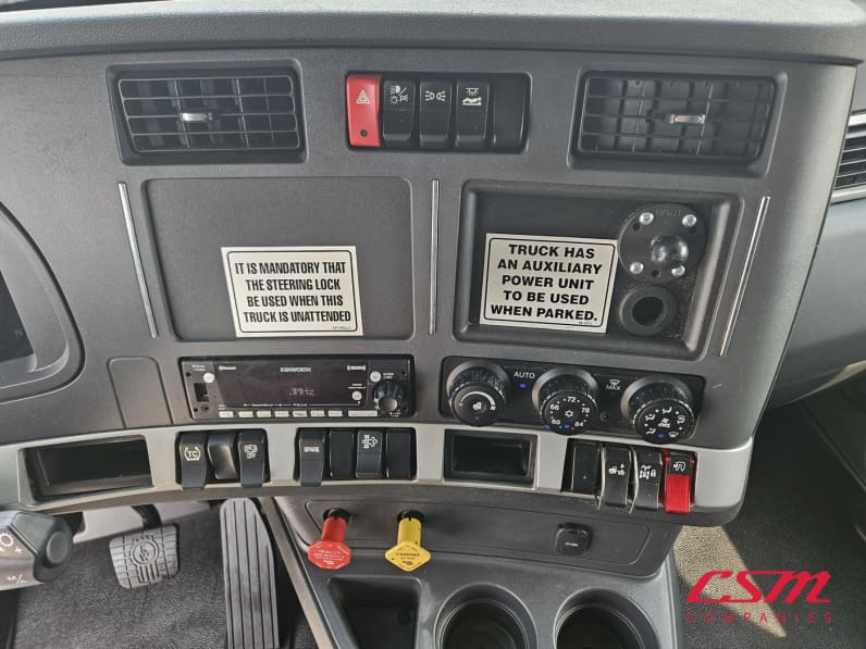 Interior radio and navigation system for this 2023 Kenworth T680 (Stock number: UPJ216989)