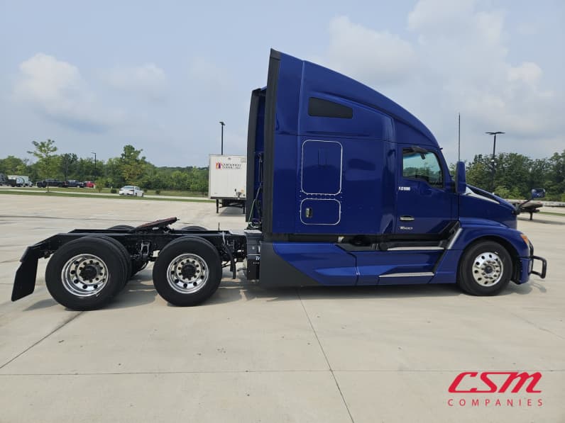 Exterior full passenger side for this 2023 Kenworth T680 (Stock number: UPJ216989)