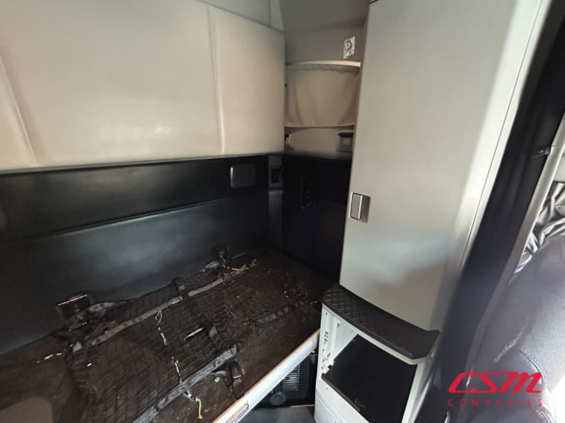 Interior driver side sleeper for this 2023 Kenworth T680 (Stock number: UPJ216846)