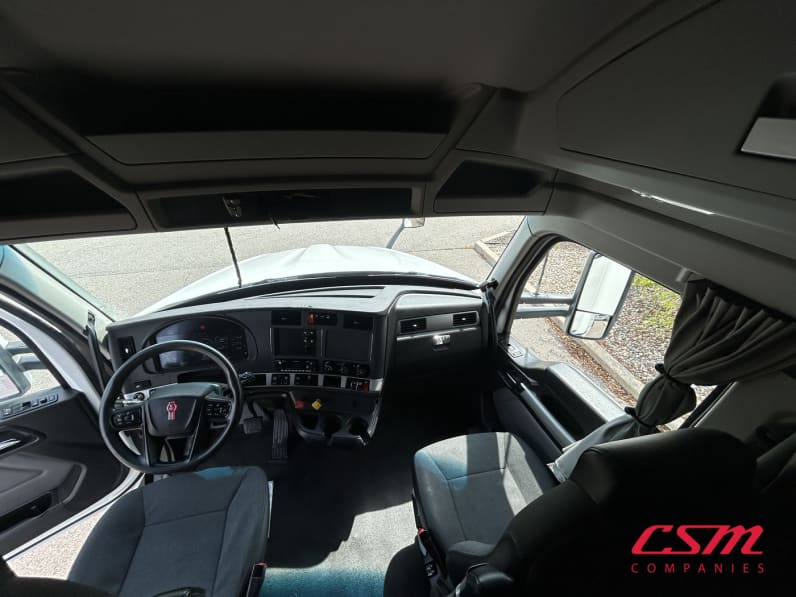 Interior cockpit for this 2023 Kenworth T680 (Stock number: UPJ216846)