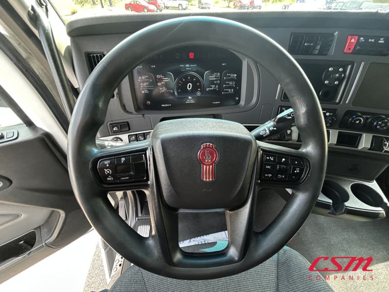 Interior steering wheel for this 2023 Kenworth T680 (Stock number: UPJ216846)