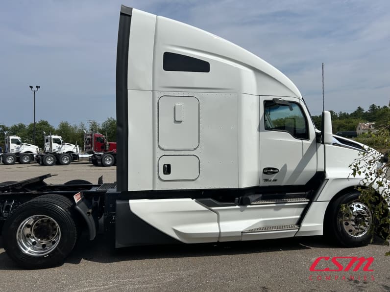 Exterior full passenger side for this 2023 Kenworth T680 (Stock number: UPJ216846)