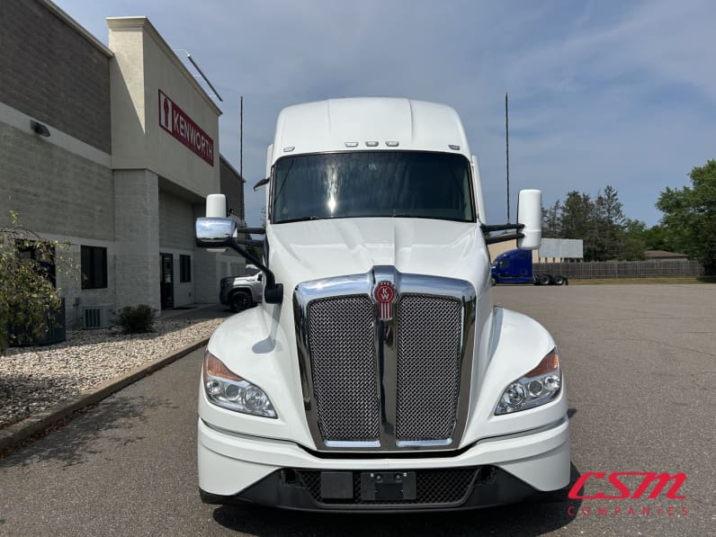 Exterior full front view for this 2023 Kenworth T680 (Stock number: UPJ216846)