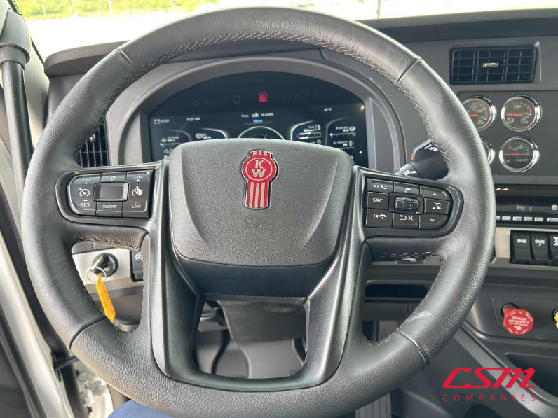 Interior steering wheel for this 2027 Kenworth T880 (Stock number: VR241915)