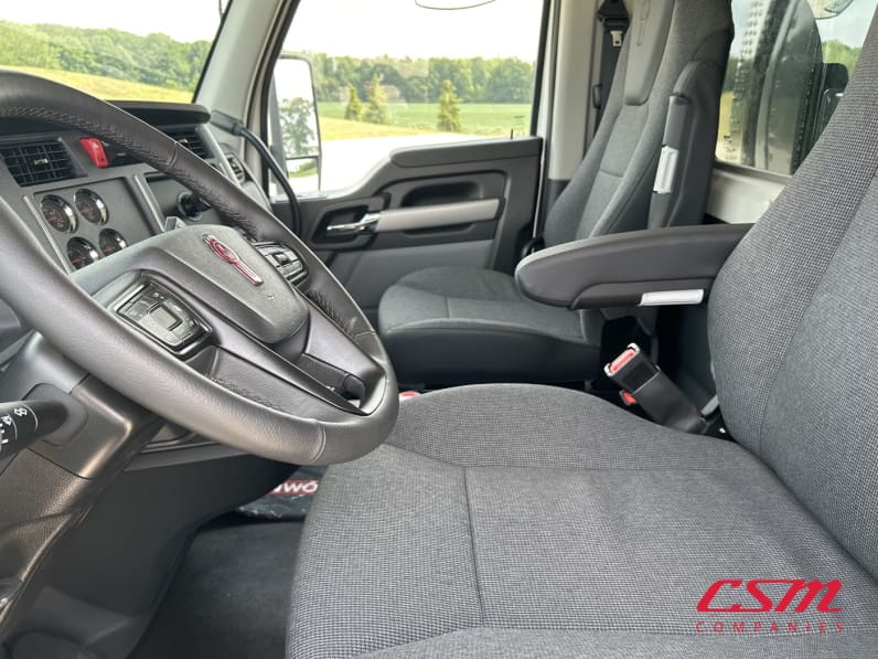 Interior seats for this 2027 Kenworth T880 (Stock number: VR241915)