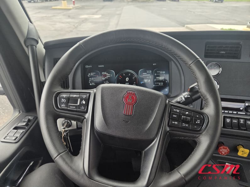 Interior steering wheel for this 2025 Kenworth T880 (Stock number: SJ169679)