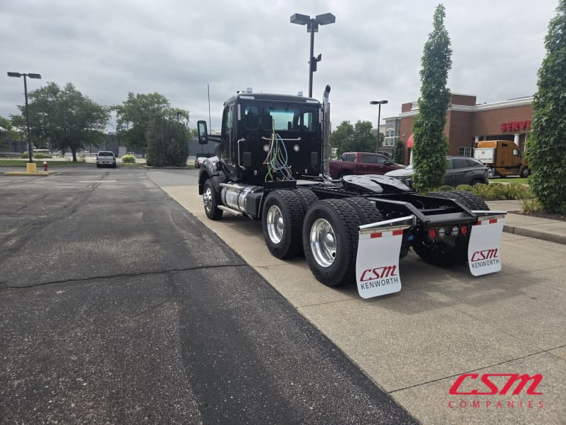 Exterior rear driver side for this 2025 Kenworth T880 (Stock number: SJ169679)