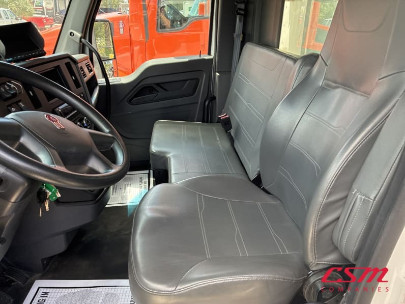 Interior seats for this 2023 Kenworth T380 (Stock number: UPM266511)