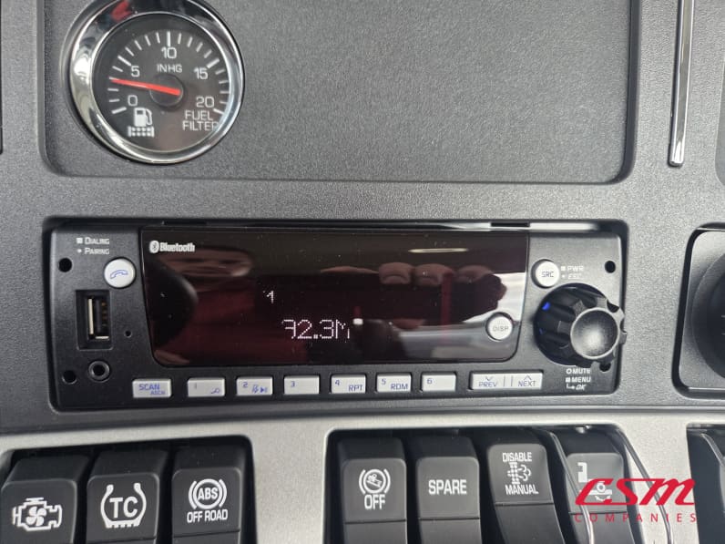 Interior radio and navigation system for this 2025 Kenworth T880 (Stock number: SJ169673)