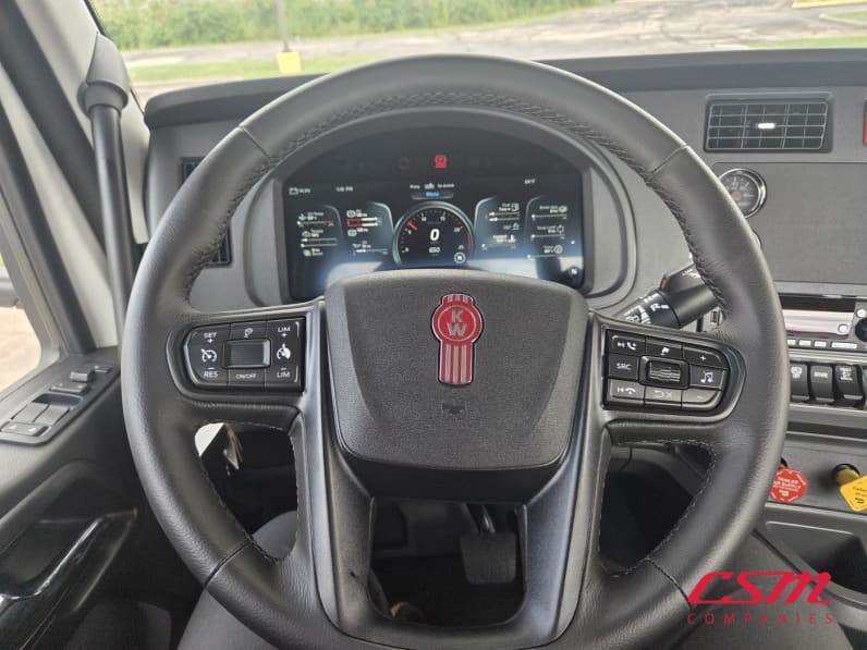 Interior steering wheel for this 2025 Kenworth T880 (Stock number: SJ169673)