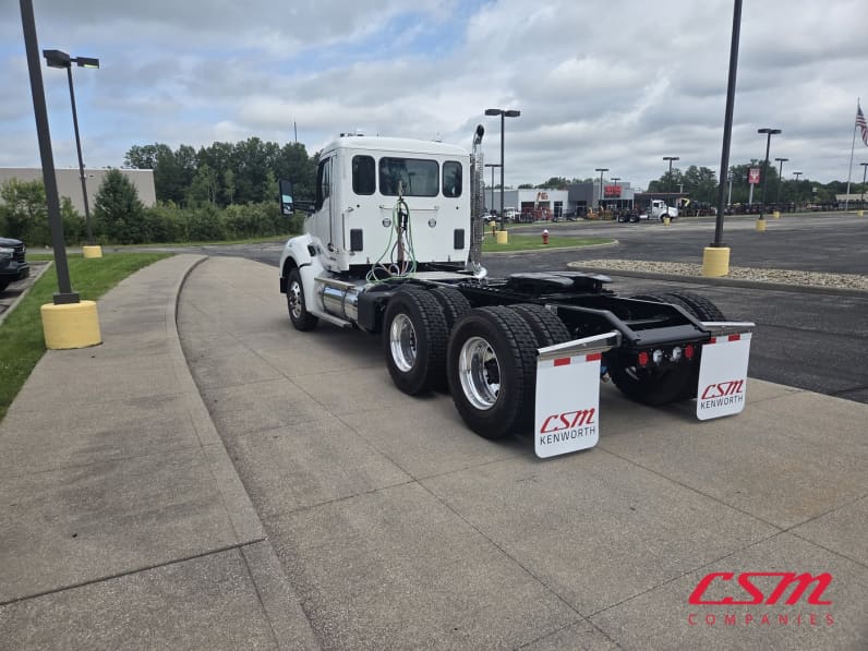 Exterior rear driver side for this 2025 Kenworth T880 (Stock number: SJ169673)