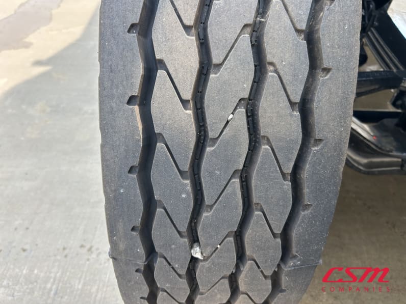 Passenger side front tire tread for this 2026 Kenworth T480 (Stock number: TM223818)