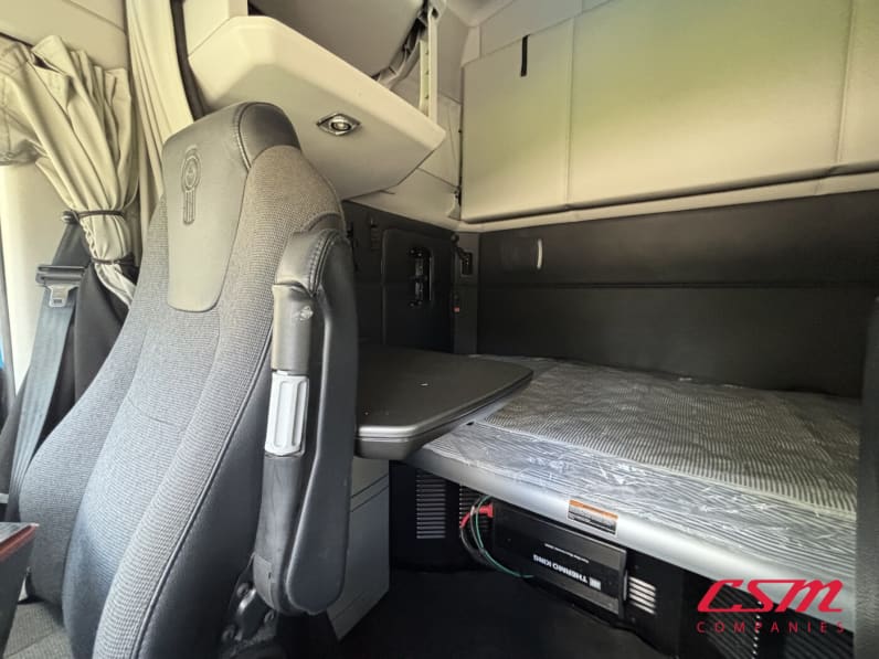 Interior passenger side sleeper for this 2023 Kenworth T680 (Stock number: UPJ216851)