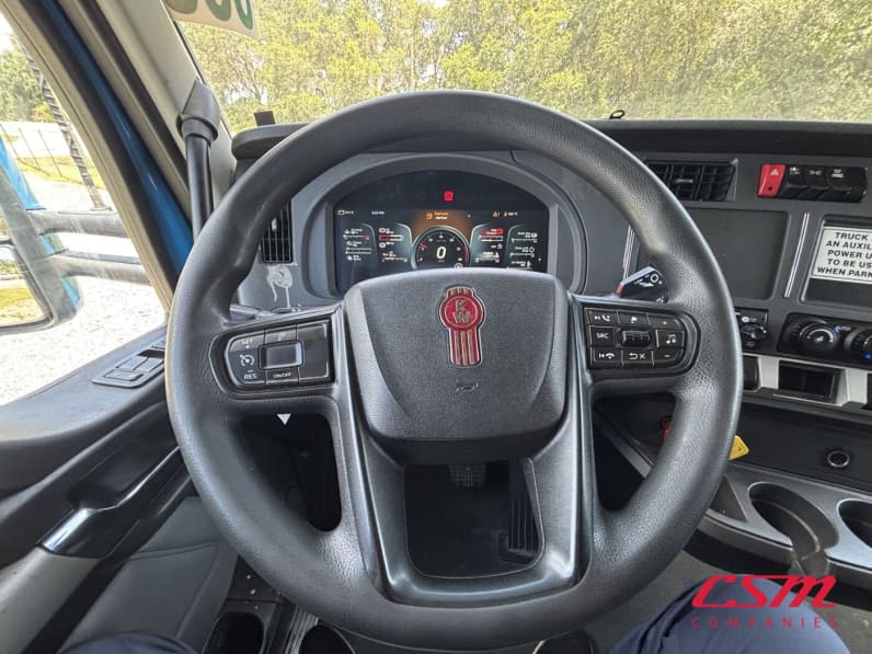 Interior steering wheel for this 2023 Kenworth T680 (Stock number: UPJ216851)