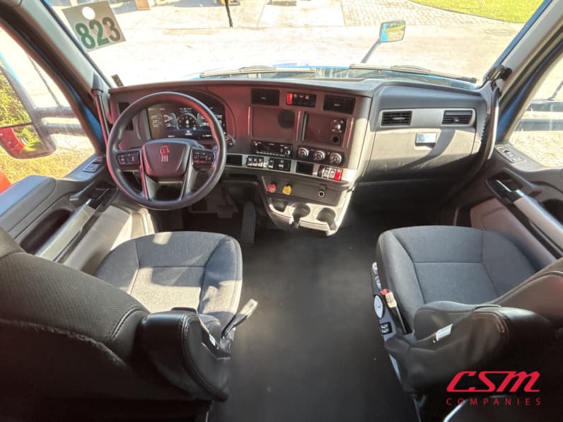 Interior cockpit for this 2023 Kenworth T680 (Stock number: UPJ216761)