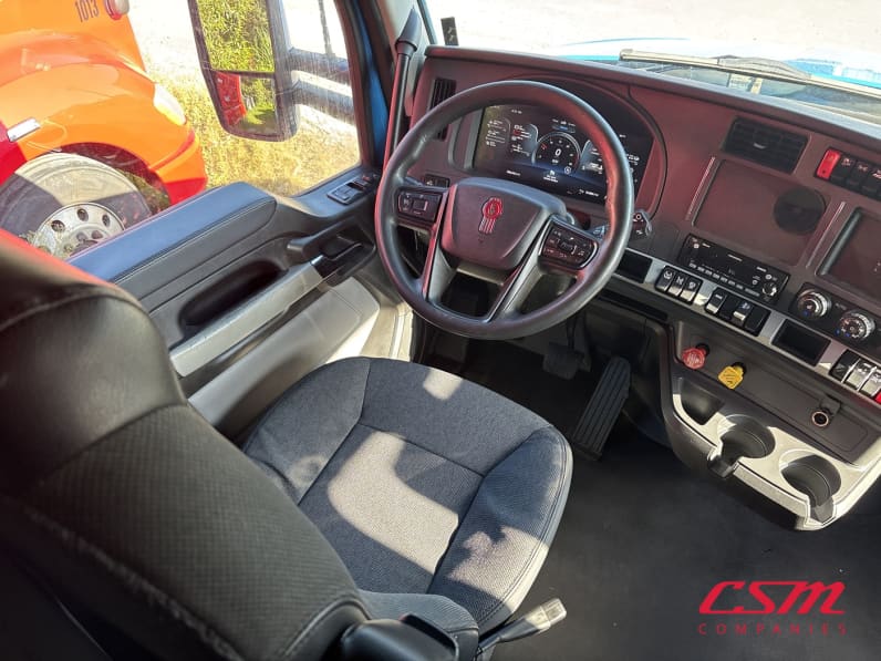 Interior dash for this 2023 Kenworth T680 (Stock number: UPJ216761)