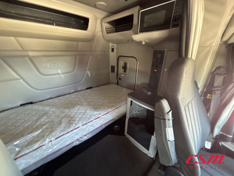 Interior driver side sleeper for this 2023 Peterbilt 579 (Stock number: UPD806287)