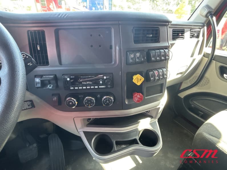 Interior radio and navigation system for this 2023 Peterbilt 579 (Stock number: UPD806287)