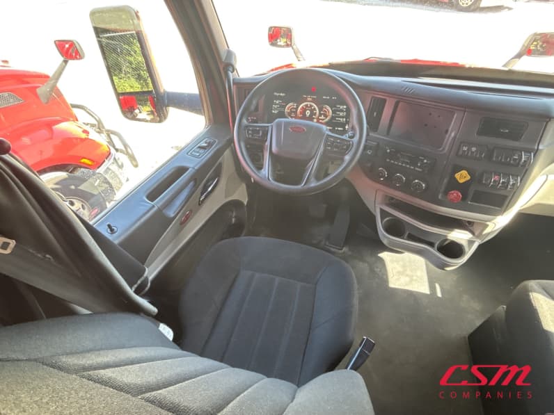 Interior dash for this 2023 Peterbilt 579 (Stock number: UPD806287)