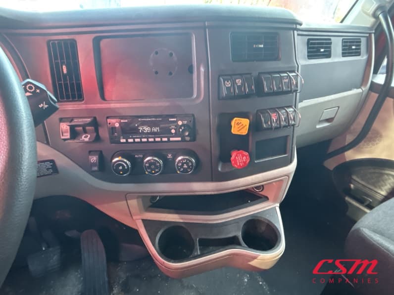 Interior radio and navigation system for this 2023 Peterbilt 579 (Stock number: UPD806283)