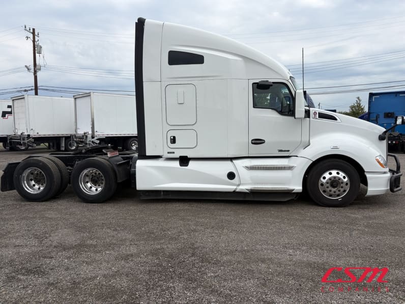 Exterior full passenger side for this 2022 Kenworth T680 (Stock number: UNJ467136)