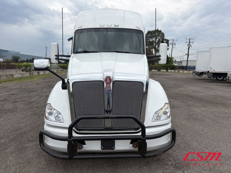 Exterior full front view for this 2022 Kenworth T680 (Stock number: UNJ467136)