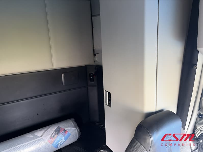 Interior driver side sleeper for this 2023 Kenworth T680 (Stock number: UPJ216940)