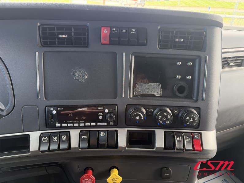 Interior radio and navigation system for this 2023 Kenworth T680 (Stock number: UPJ216940)