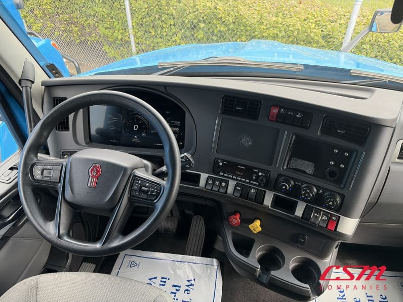Interior dash for this 2023 Kenworth T680 (Stock number: UPJ216940)