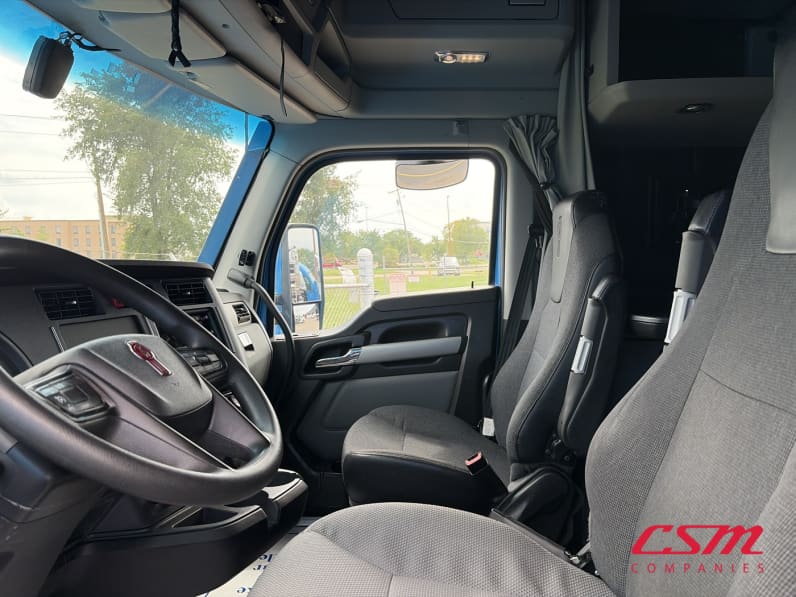 Interior seats for this 2023 Kenworth T680 (Stock number: UPJ216940)