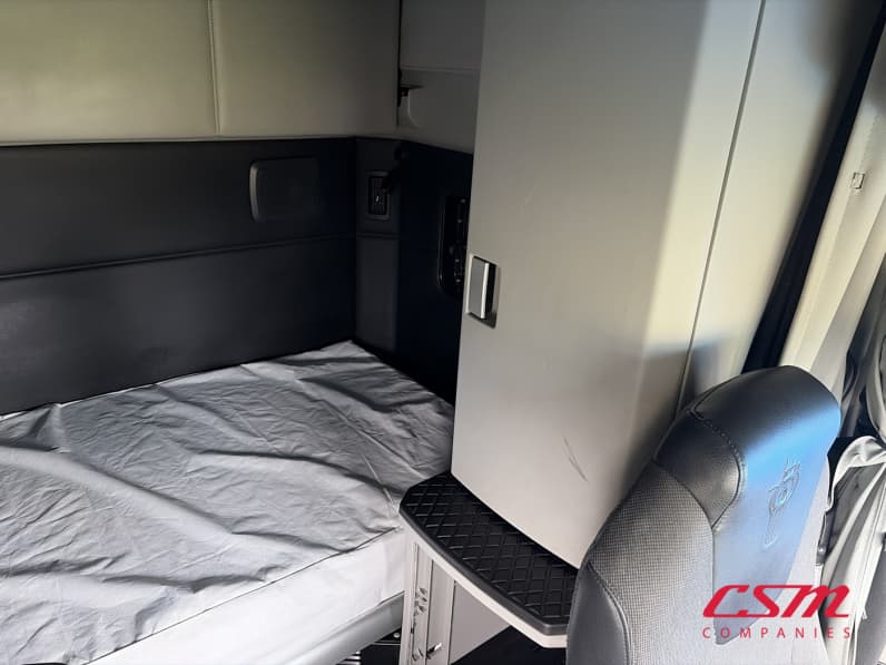 Interior driver side sleeper for this 2023 Kenworth T680 (Stock number: UPJ216985)