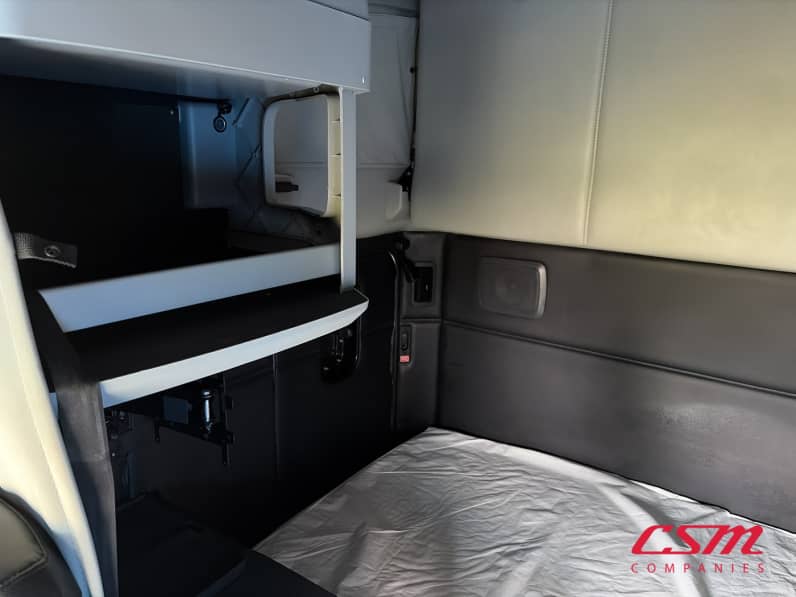 Interior passenger side sleeper for this 2023 Kenworth T680 (Stock number: UPJ216985)