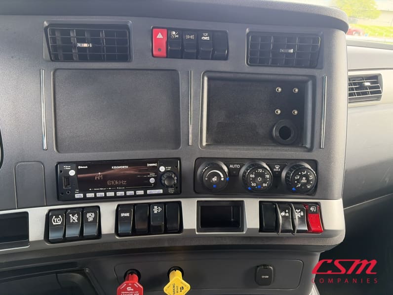 Interior radio and navigation system for this 2023 Kenworth T680 (Stock number: UPJ216985)
