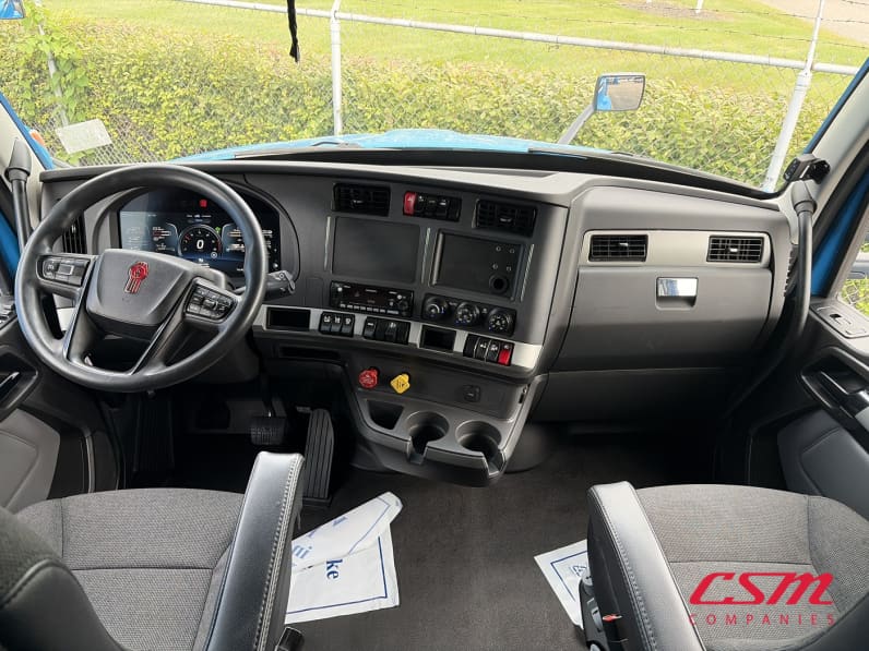 Interior cockpit for this 2023 Kenworth T680 (Stock number: UPJ216985)
